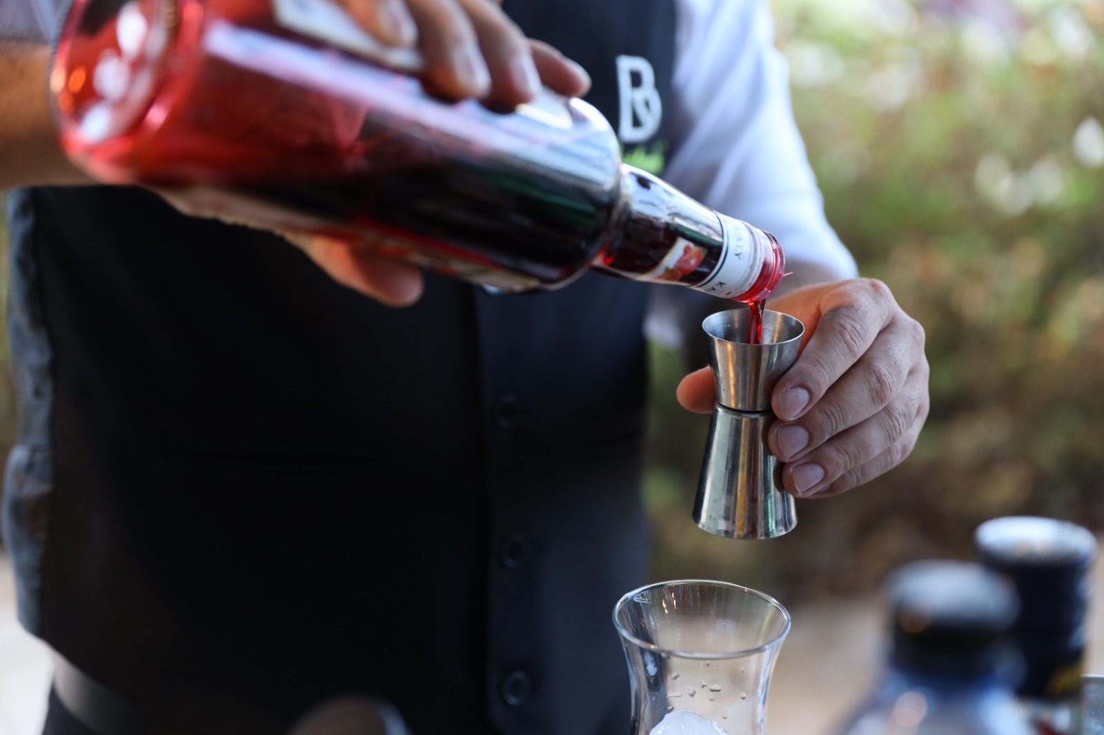 Bartender preparando drink personalizado