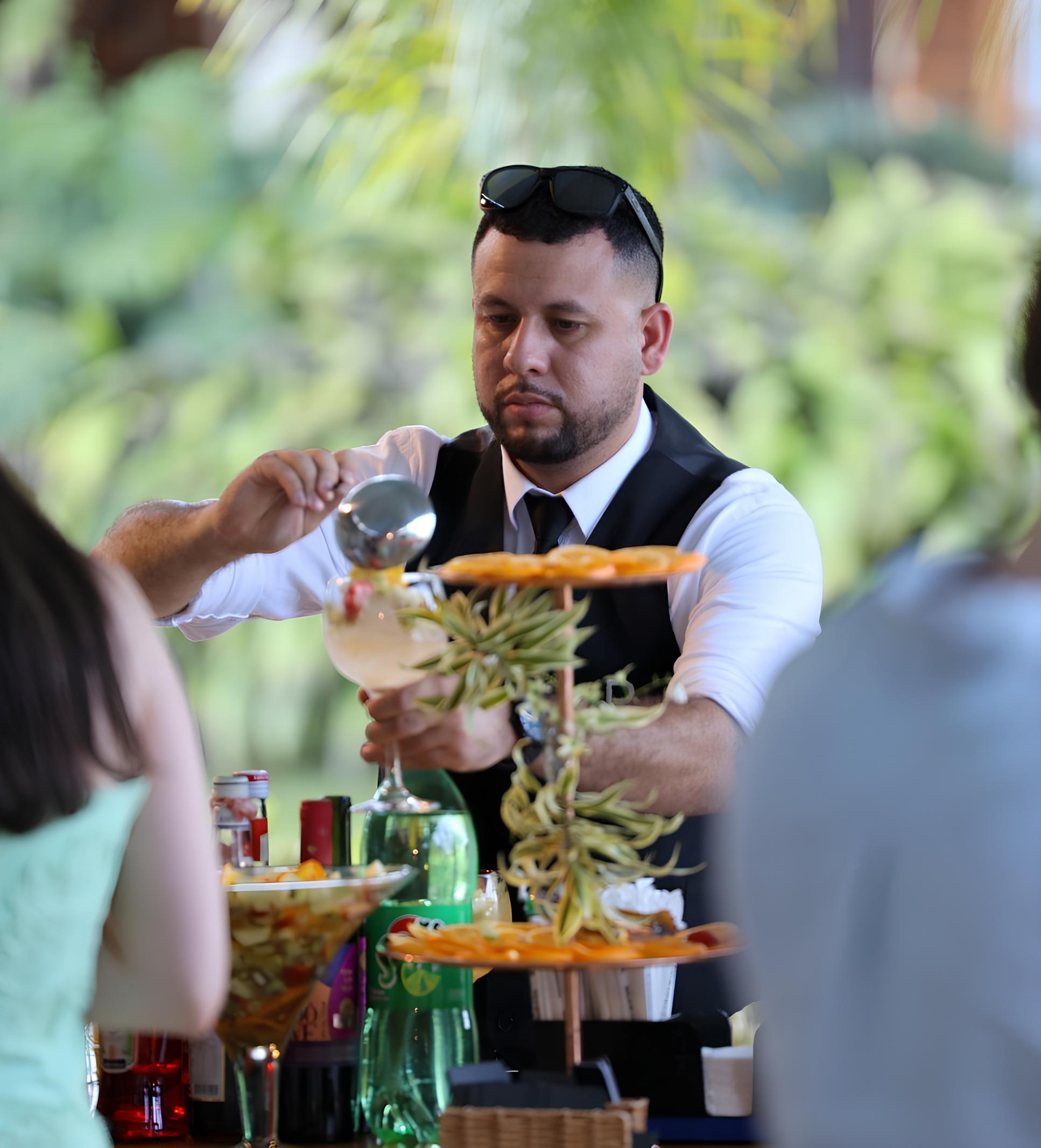 Bartender preparando drinks